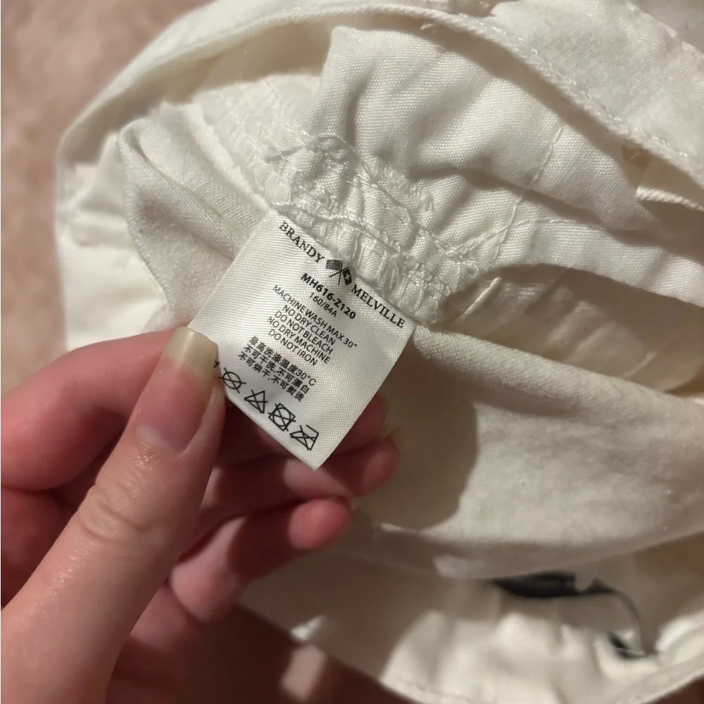 Brandy Melville White Shorts - Picture 4 of 5